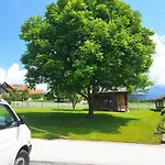 Riverdance With Mountain View, Garden And Private Parking Appartement