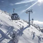 Riverdance With Mountain View, Garden And Private Parking Lägenhet