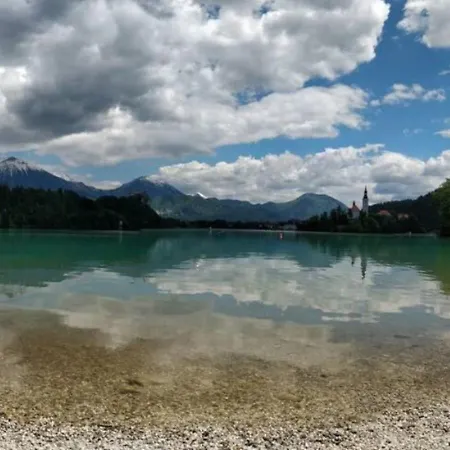 Riverdance With Mountain View, Garden And Private Parking Μπλεντ