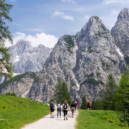 Riverdance With Mountain View, Garden And Private Parking