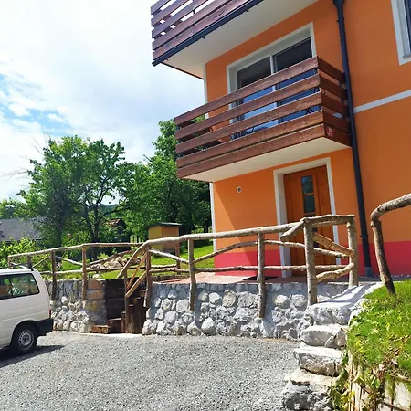 Riverdance With Mountain View, Garden And Private Parking Apartment