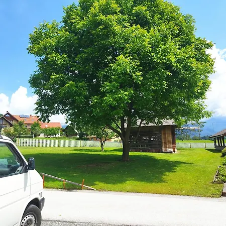 Riverdance With Mountain View, Garden And Private Parking Apartment