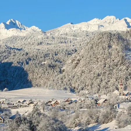 Riverdance With Mountain View, Garden And Private Parking