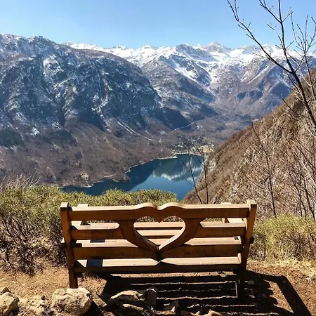 Riverdance With Mountain View, Garden And Private Parking Daire Bled