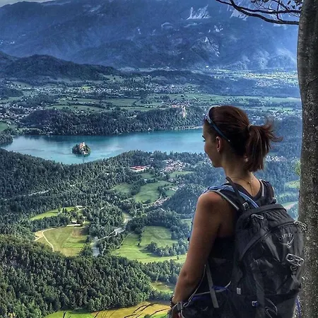 Riverdance With Mountain View, Garden And Private Parking