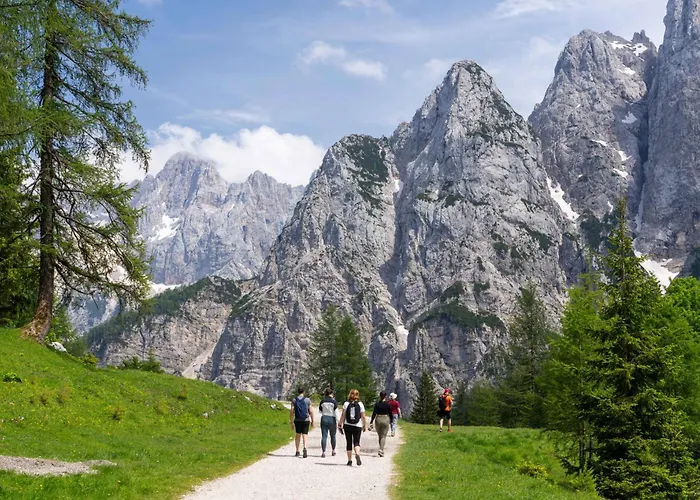 Riverdance With Mountain View, Garden And Private Parking